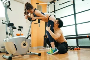 Xin ông chồng đi tập gym, vợ địt nhau với anh pt