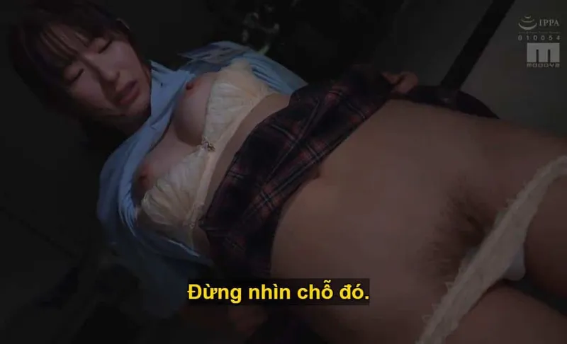 Sếp lớn mưu tính đụ con nhỏ dưới quyền kiêu căng lười nhác, suốt ngày bận tán gẫu với trai qua tin nhắn.